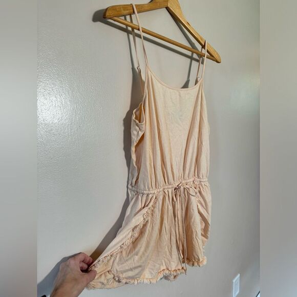 SALE! Peach Lulu’s Shorts Romper Size M EUC - Picture 3 of 5